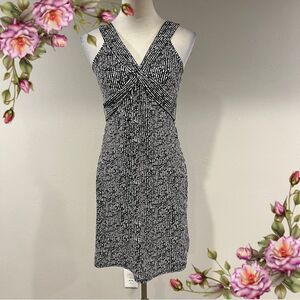 Loft Ann Taylor Elegant Black‎ and White v-neck mini Dress size 0 P